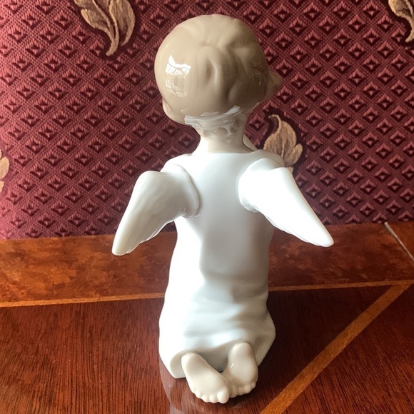 LLADRO praying angel. 5 1/4” h, 3”w (wing span) - Picture 3 of 4